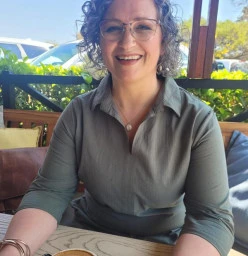 Careen Visagie - passionate about helping people through transformation, helping them to grow in how they nourish themselves and finding freedom in the everyday stuff!
